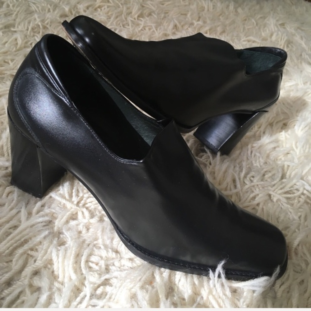 Donald J. Pliner ~ Leather Pumps